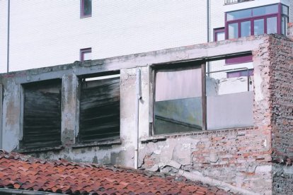 Los vecinos se quejan de la suciedad y el amianto. FERNANDO OTERO