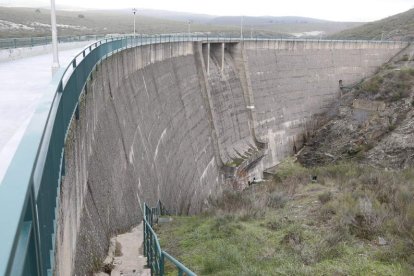 Detalle de la presa de Villagatón, ubicada en el municipio del mismo nombre. RAMIRO