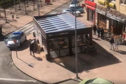 Desalojando una terraza en un bar de la capital. REDACCIÓN