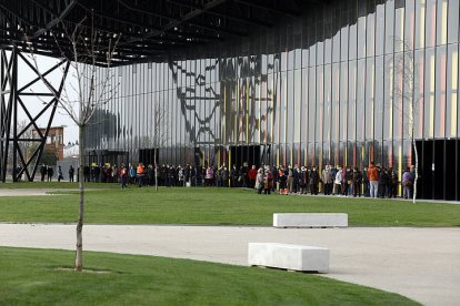 El año ha estado marcado por las interminables colas en el Palacio de Exposiciones, donde los leoneses han acudido de forma masiva para vacunarse. MARCIANO PÉREZ