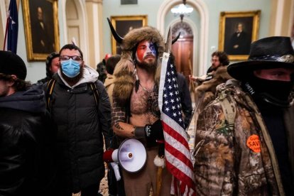 Seguidores de Donald Trump irrumpen en el Capitolio de los Estados Unidos. Los manifestantes irrumpieron en el Capitolio de los Estados Unidos donde tuvo lugar la certificación de voto del Colegio Electoral para el Presidente electo Joe Biden. EFE/ JIM LO SCALZO