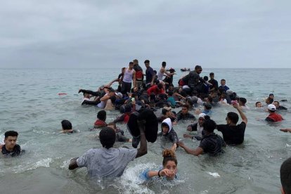 Marruecos retiró sus fuerzas armadas del espigón fronterizo con la ciudad autónoma de Ceuta como protesta por la acogida en España al líder del frente polisario, lo que se saldó con una avalancha de inmigrantes. MOHAMED SIALI