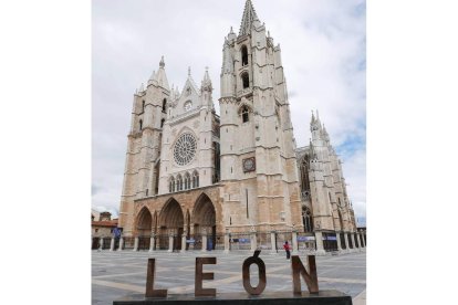 El cartel de León se coloca de cara a la Catedral para conseguir una mejor instantánea de la Pulchra. JAVIER FERNÁNDEZ ZARDÓN