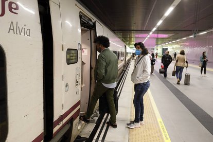 El 21 de septiembre la reformada estación de tren de León abre sus puertas para realizar el primer viaje. MARCIANO PÉREZ