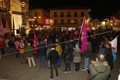 El leonesismo sigue peleando por romper el mapa de la autonomía en una concentración lanzada por Conceyu. FERNANDO OTERO