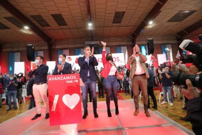 El presidente del Gobierno da un mitin en Ponferrada, donde garantizó el futuro de la unidad de drones del Ejército de Tierra en León y que Ciuden se reconvertirá en un centro tecnológico para el mundo rural. ANA F. BARREDO