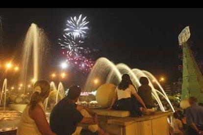 Cientos de leoneses presenciaron la quema de la hoguera de San Juan, una de las tradiciones más arraigadas de los festejos leoneses.