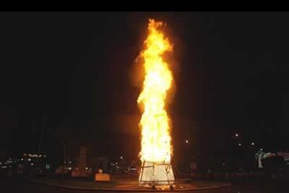 El fuego de la hoguera de San Juan marca el inicio de las fiestas leonesas.
