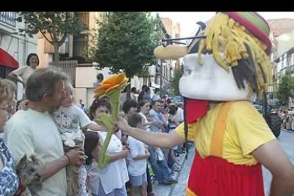 Las fiestas de León arrancaron con un desfile con el que se llenó de alegría y color las calles de León.