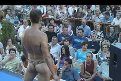Hubo momentos en el desfile en el que los modelos consiguieron levantar la ya elevada temperatura con su atuendo.