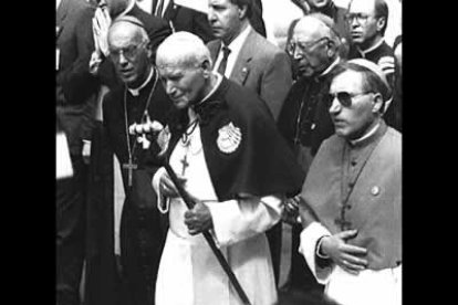 Acompañado de monseñor Rouco Varela, el Papa entra caminando en Santiago de Compostela  en su visita en <b>1989.</b>