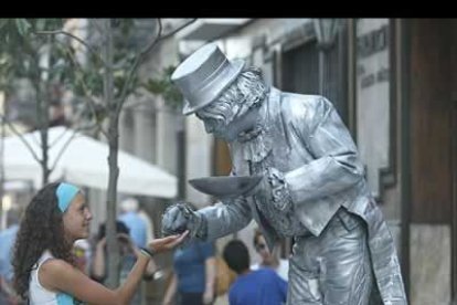 La calle Ancha se llenó de orinales figuras humanas.