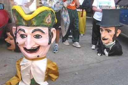 Los gigantes y cabezudos consiguieron despertar el interés de todo el público.