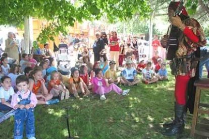 El cuentacuentos del trobador Crispín D'Olot encandiló a los niños durante su actuación en el paseo de Papalaguinda.