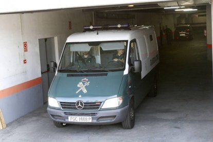 Entrada del furgón con Triana y su madre ayer en los juzgados