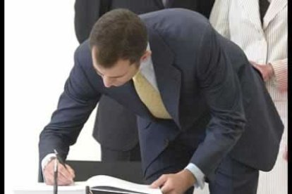 Toda la familia Real ha firmado el Libro de Honor del Fórum ante la atenta mirada de la prensa y los asistentes.