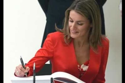 Doña Letizia acudió al acto con un traje anaranjado de corte informal y muy favorecedor.