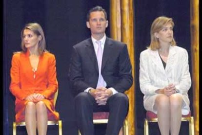 Iñaqui Urdangarín, la Infanta  Cristina y Letiza Ortiz se sentaron juntos en un lugar paralelo a los Reyes y el Príncipe.