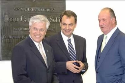 los miembros de la Familia Real han posado ante los fotógrafos junto al presidente del Gobierno, José Luis Rodríguez Zapatero.