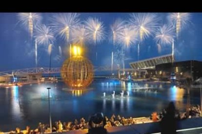 Cientos de fuegos artificiales llenaron de color la noche barcelonesa.