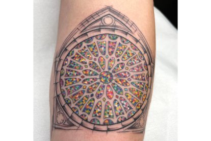 Tatuaje del rosetón de la Catedral de León realizado en el All Street Barber & Tattoo Studio de la capital. ICAL