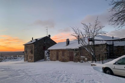 Foncebadón, cubierto de nieve esta mañana. EL TRASGU