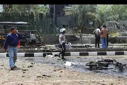 La explosión afectó a varios vehículos y edificios de la zona. La imagen recoje una moto totalmente calcinada.