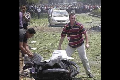 La expectación en la zona se desató, y las autoridades tuvieron que cercar la embajada. Indonesia ha sido azotada en varias ocasiones por acciones terroristas.