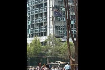 El edificio muestra los efectos de la potente deflagración: no queda ni un solo cristal en las ventanas en varios pisos de altura.