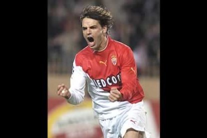 Morientes anotó de esplédido cabezazo el segundo tanto del Mónaco y su segundo en la eliminatoria ante el equipo que le paga la mitad de la ficha. Morientes tiene difícil volver al Madrid.