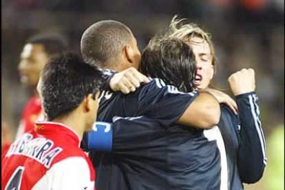 Todo parecía encarrilado cuando Raúl, en una gran jugada de Guti y Ronaldo, adelantaba al Madrid en la primera parte.