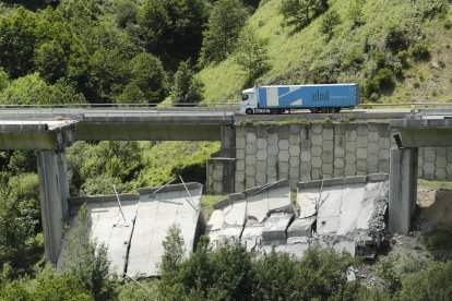 El tablero de hormigón derrumbado. L. DE LA MATA