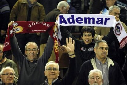 La grada volvió a estar de diez para llevar en volandas al Reale Ademar | La afición apoyó a los jugadores y criticó los retrasos en el pago de la subvención municipal | Foto Jesús
