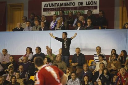 Un aficionado protesta una decisión arbitral junto al palco | Foto: Jesús