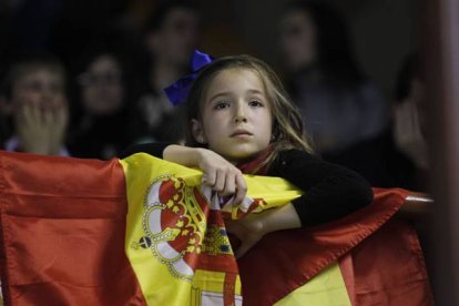 Una joven aficionada sigue con seriedad el desarrollo del partido | Foto: Jesús