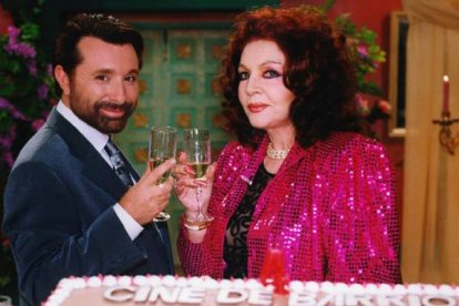 La popular artista manchega Sara Montiel brinda con José Manuel Parada en el programa 'Cine de barrio'.