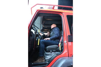 Los nuevos vehículos del parque de Bomberos de León. DL