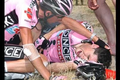 Beloki estaba en cabeza del grupo perseguidor del kazajo Vinokourov cuando tiró de los frenos, se le fue la rueda trasera, intentó rectificar su trayectoria, se le salió el tubular trasero y se fue al suelo.