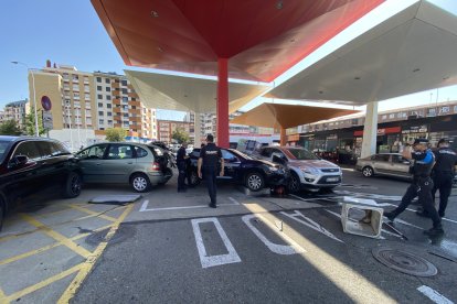 Espectacular accidente en la gasolinera de Eras. DL