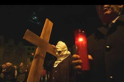 El recogimiento, el silencio absoluto de todos los asistentes y una profunda pasión iluminada por una luna que a veces parecía llorar se apoderaron un año más de las calles de la ciudad.