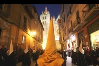 La imagen de Jesús era mecida por los braceros al compás del repique de tambores y de las trompetas que tocaban los miembros de la cofradía Santa Marta y de la Sagrada Cena, todas ellas mujeres.