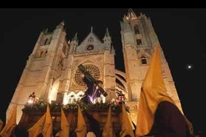 La lluvia caída durante buena parte de la mañana y de la tarde daba una pequeña tregua a última hora y permitió la salida de las procesiones programadas.