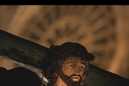 El Jesús del Vía Crucis apareció vestido con un llamativo manto dorado y rodeado de flores de vivos colores. En lugar de las tradicional cruz, esta talla porta un gran palo transversal encima de los hombros.