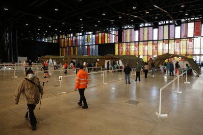 El Palacio de Exposiciones se dividió en doce puestos de vacunación. FERNANDO OTERO