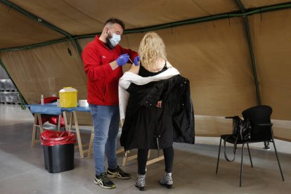 Uno a uno fueron pasando más de 4.100 personas. FERNANDO OTERO.