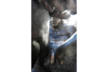 'La Negrilla' de Amancio González situada en la céntrica plaza de Santo Domingo. JESÚS F. SALVADORES