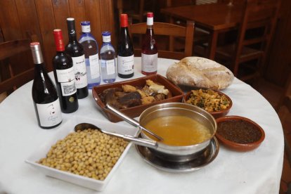 Difícil resistirse a la variada oferta gastronómica de León, caso de este extraordinario cocido maragato. JESÚS F. SALVADORES