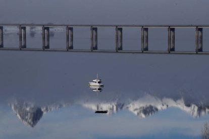 Un paseo por el pantano de Riaño en el barco turístico despierta la pereza. RAMIRO
