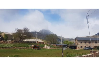 La nieve también ha llegado a Babia. PEPE MORISCAL