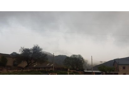 Los copos han llegado a distintos puntos de la provincia, como en este rincón de Babia.PEPE MORISCAL